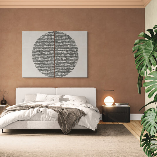 Set de cuadros decorativos modernos con diseño circular minimalista en blanco y negro, ideal para recámara contemporánea con tonos cálidos y naturales