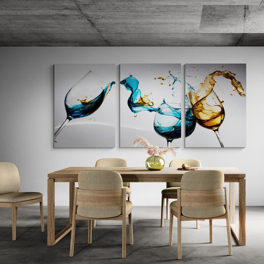 Tríptico decorativo moderno de copas de vino con líquidos azul y ámbar salpicando en movimiento sobre fondo blanco minimalista