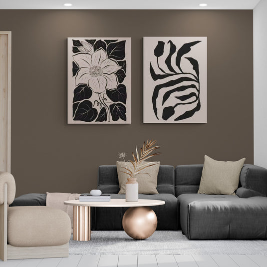 Conjunto de cuadros con flor detallada y formas botánicas abstractas en tonos neutros y negro, diseño moderno.