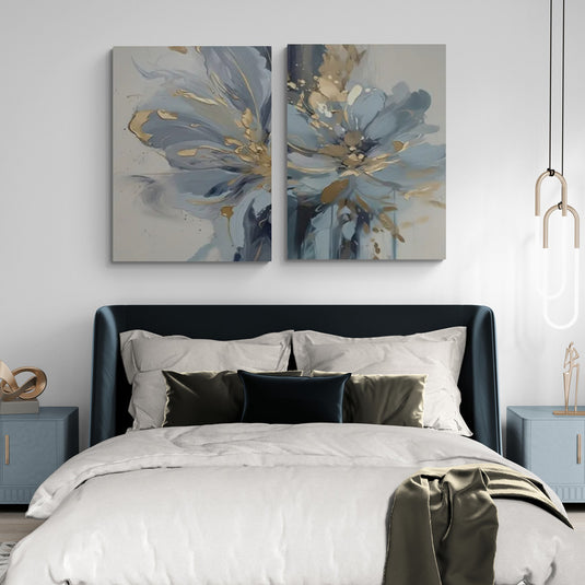 Cuadro abstracto contemporáneo con flores azules y doradas, estilo minimalista.