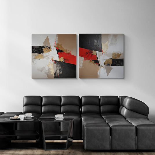 Set de cuadros abstractos Dualidad en Ruido con formas geométricas en tonos negro, beige, rojo y dorado, decorando sala moderna con sofá de piel negra