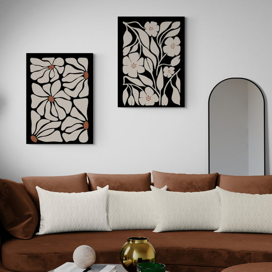 Conjunto de cuadros minimalistas con siluetas botánicas en fondo negro, diseño floral contemporáneo.