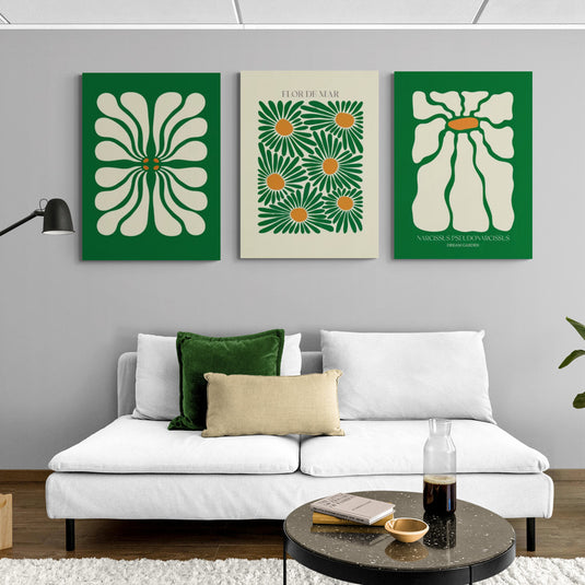 Cuadros decorativos con motivos florales: flores abstractas verdes y naranjas, texto 'FLOR DE NLAR' y 'NARCISSUS PSEUDONARCISSUS'