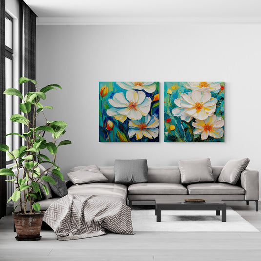 Set de cuadros decorativos Flores de Alegría con flores blancas sobre fondo azul y verde, estilo pintado a mano, decorando sala moderna con sofá gris claro