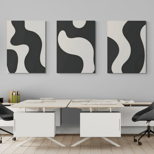 Tríptico de cuadros abstractos en blanco y negro, formas orgánicas.