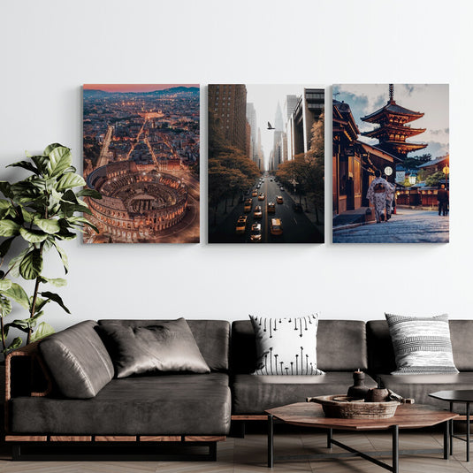 Tríptico decorativo de ciudades emblemáticas: Coliseo de Roma, avenidas de Nueva York y calle tradicional japonesa al atardecer
