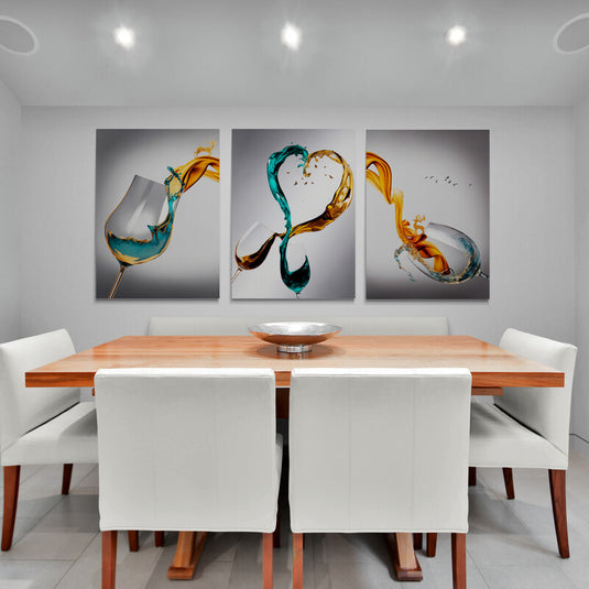 Tríptico decorativo moderno de copas de vino brindando con líquidos en forma de corazón en tonos ámbar y turquesa sobre fondo gris claro