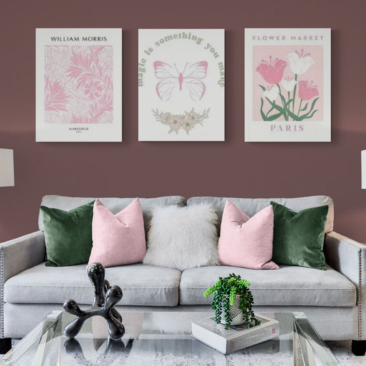 Trilogía de arte floral con diseño de William Morris, mariposa y flores de mercado