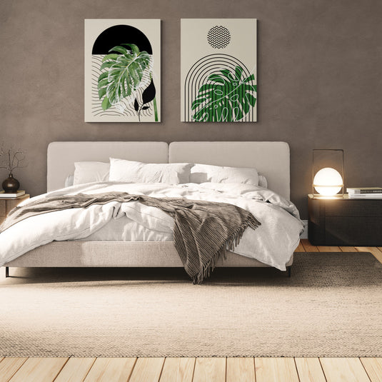 Set de cuadros modernos con hojas de monstera y elementos geométricos en recámara minimalista con paredes neutras