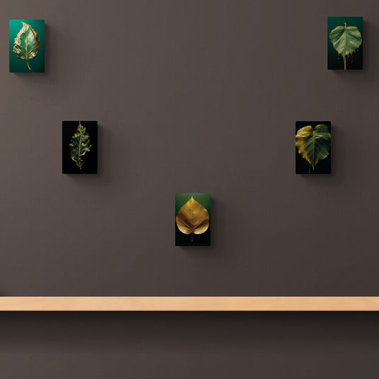 Conjunto de cuadros de hojas en tonos verdes y dorados sobre pared oscura