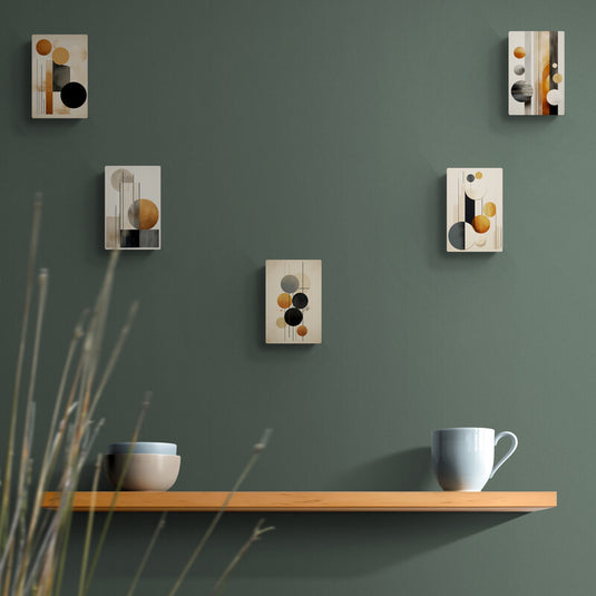 Conjunto de cuadros geométricos minimalistas en tonos dorados y negros sobre pared verde