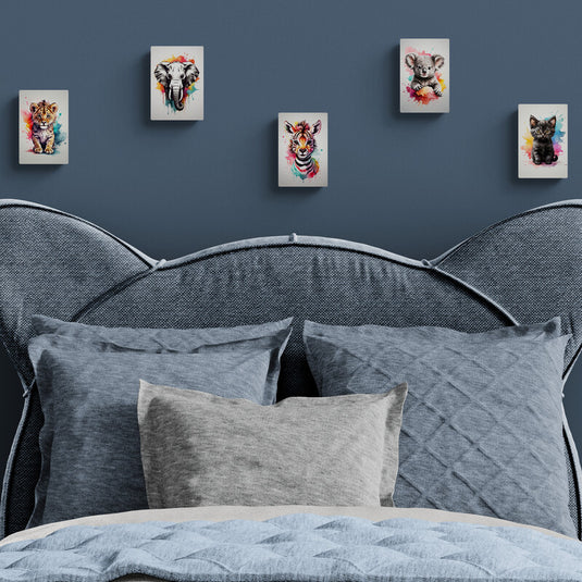 Cuadros de animales coloridos sobre pared azul en dormitorio moderno