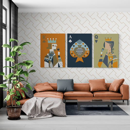 Tríptico decorativo estilo geométrico con cartas de póker Rey, As y Reina en tonos retro modernos para sala de juegos o espacios creativos