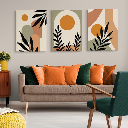 Set de cuadros decorativos modernos Arte abstracto con formas geométricas, hojas negras y tonos tierra en sala contemporánea.