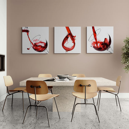Tríptico decorativo de vino tinto vertiéndose en copas de cristal sobre fondo blanco – arte moderno para cocina o comedor elegante