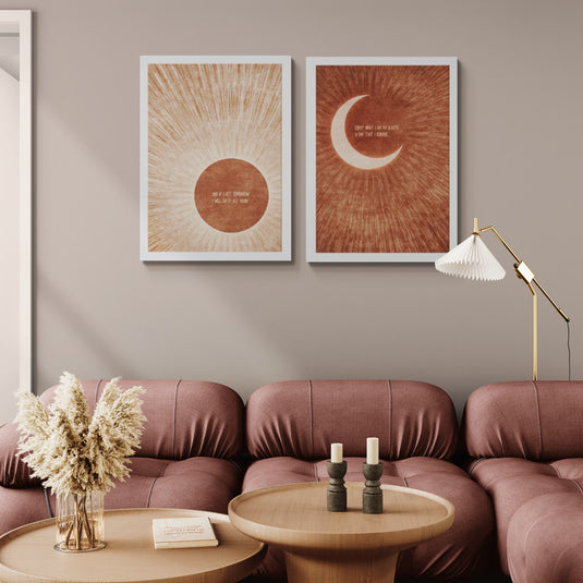 Díptico de cuadros decorativos con sol y luna en tonos tierra, estilo minimalista.