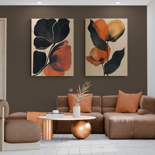 Cuadros decorativos con flores abstractas en tonos naranja y marrón sobre pared marrón.