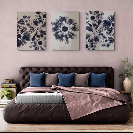 Cuadro decorativo con diseño floral abstracto, alto contraste y colores azul índigo.