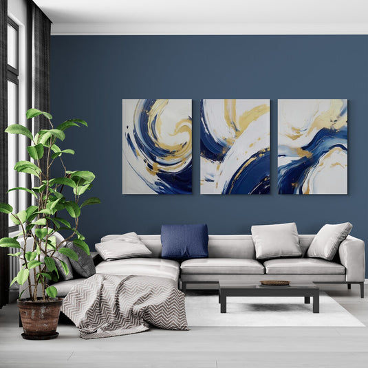 Tríptico decorativo abstracto con pinceladas en azul marino, blanco y dorado estilo moderno y elegante
