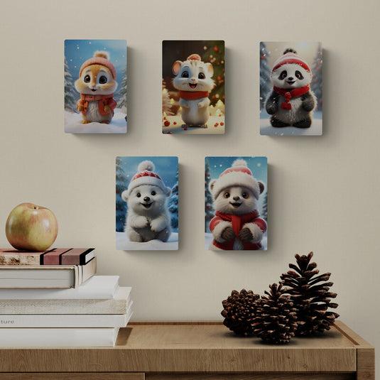 Cuadros de animales invernales con gorros navideños sobre pared clara