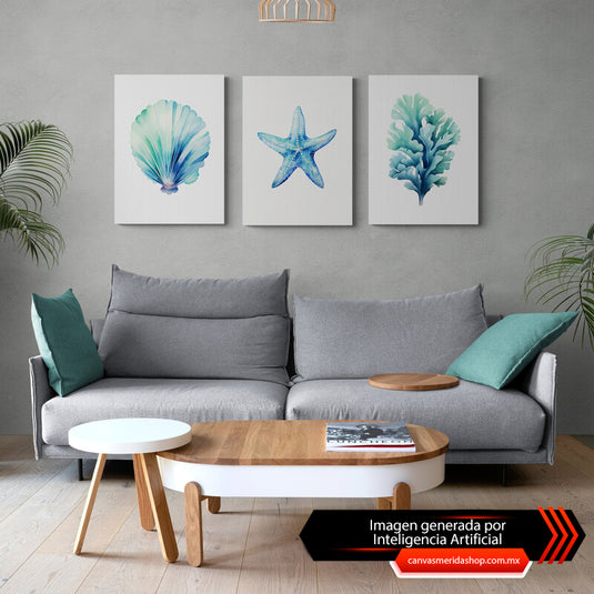 Tríptico de elementos marinos en acuarela sobre pared gris en sala de estar.