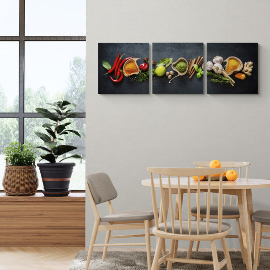 Cuadro decorativo tríptico de especias y hierbas frescas sobre fondo oscuro para cocina moderna