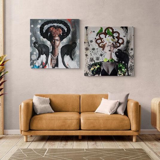 Set de cuadros de Frida Kahlo: Primer cuadro con fondo gris, monos en hombros y trenzas en forma de canasta; Segundo cuadro con fondo beige, detalles verdes, trenzas en patrón estelar y mono acompañante