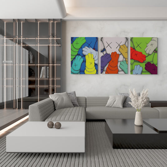 Tríptico decorativo estilo KAWS con figuras contemporáneas en colores vibrantes arte urbano y pop art moderno para interiores juveniles