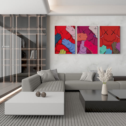 Tríptico decorativo estilo KAWS con personajes en tonos rojos y rosados – arte contemporáneo y pop art emocional para decoración moderna
