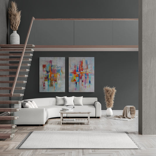 Díptico abstracto colorido sobre fondo gris en sala moderna