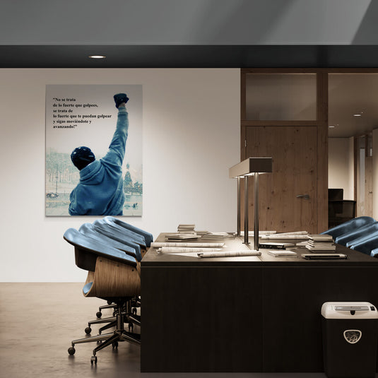 Imagen motivacional de una persona con el brazo en alto en paisaje nevado, acompañada de frase inspiradora sobre la resiliencia, ideal para decoración de oficina, gimnasio o espacios personales.