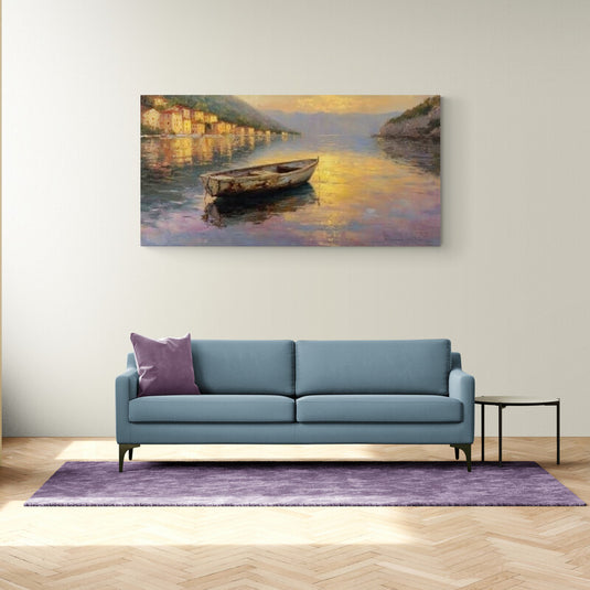 Atardecer sobre el lago con bote solitario y reflejos dorados