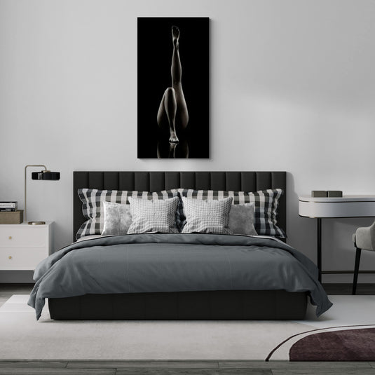 Fotografía de piernas femeninas en blanco y negro, estilo contemporáneo y sensual.