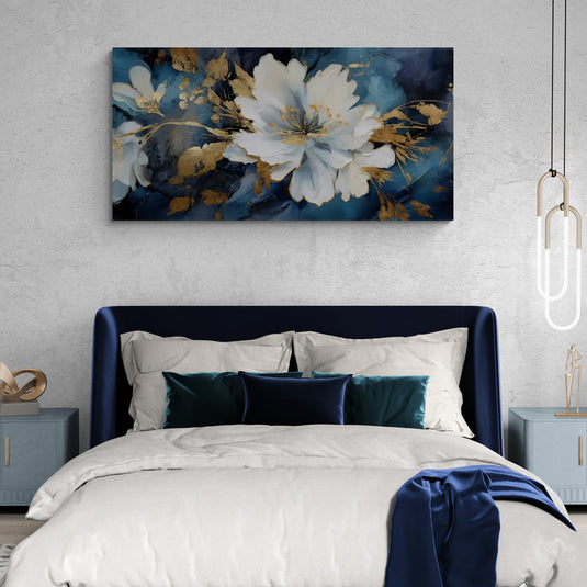Cuadro decorativo en dormitorio moderno con flor blanca y detalles en azul y oro