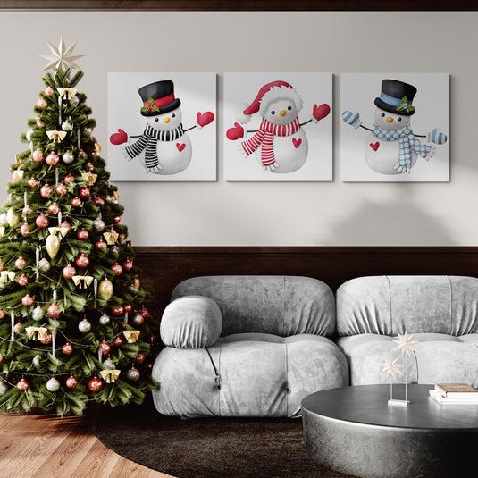 Tríptico decorativo navideño con muñecos de nieve sonrientes, bufandas coloridas y corazones rojos sobre fondo blanco