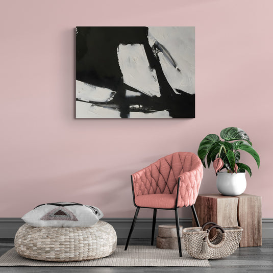 Pintura abstracta en blanco y negro con texturas y contraste dramático