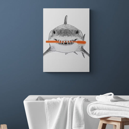 Ilustración en blanco y negro de un tiburón con un cepillo de dientes naranja en un baño moderno.