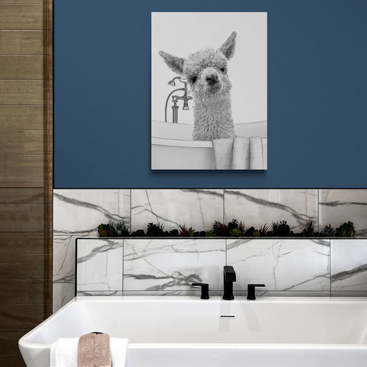 Arte de baño con ilustración en blanco y negro de una llama en la bañera.