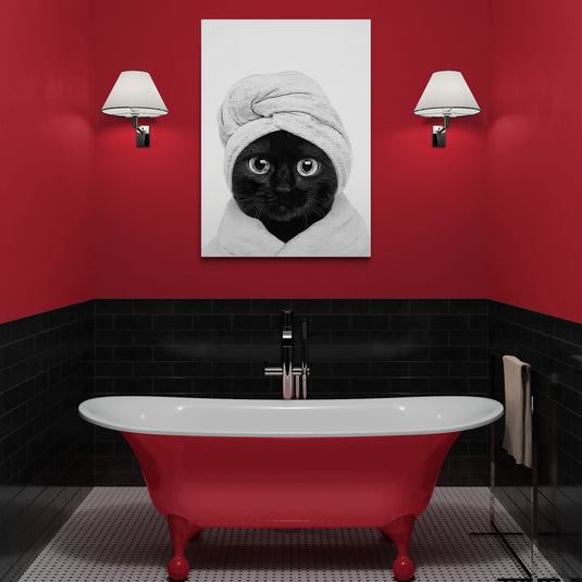 Ilustración de un gato negro con toalla en un baño de estilo moderno con paredes rojas.