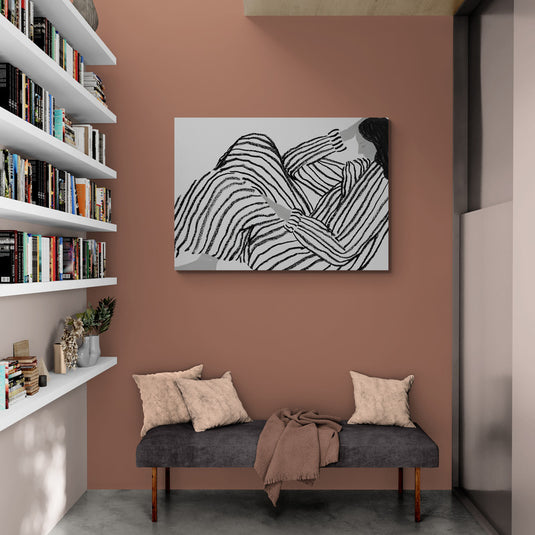 Mujer en atuendo de rayas, en blanco y negro.