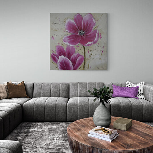 Imagen artística titulada 'Sueños de Flores Antiguas', mostrando dos flores moradas vibrantes sobre un fondo beige, acompañadas por delicadas letras en cursiva