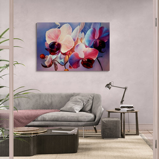 Cuadro decorativo floral moderno – Orquídeas en tonos rosados y azulados sobre fondo etéreo, ideal para salas elegantes y espacios femeninos.