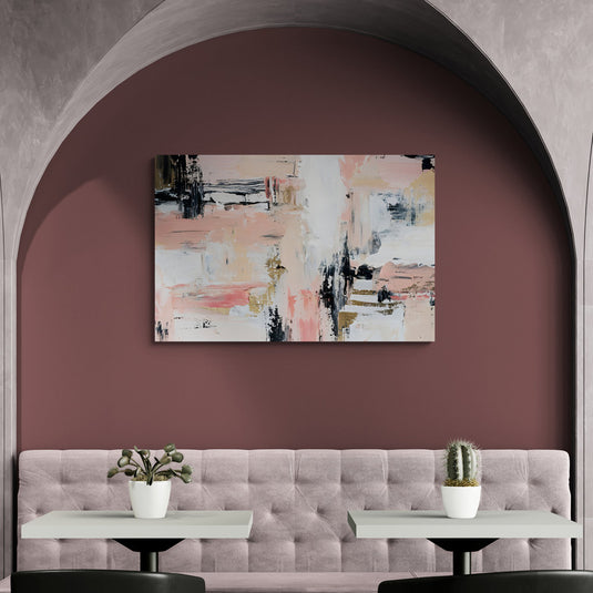 Obra de arte abstracta en tonos pastel con pinceladas de negro y dorado