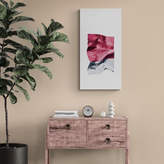 Arte minimalista de Pantone 493 arrugado en fondo blanco para decoración moderna.