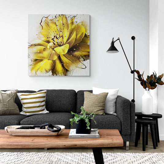 Pintura abstracta de flor en tonos dorados con salpicaduras y texturas dinámicas.