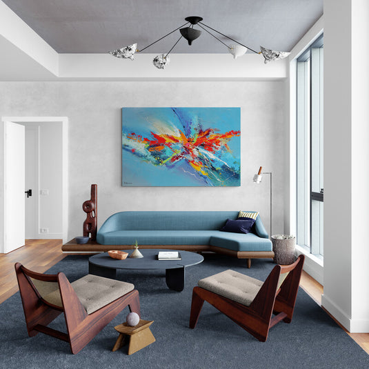 Pintura abstracta con explosión de colores en azul, rojo y naranja