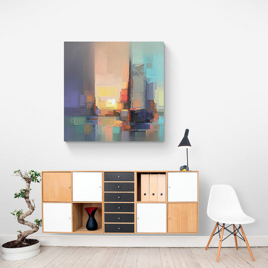 Pintura abstracta en tonos pastel que representa un paisaje urbano