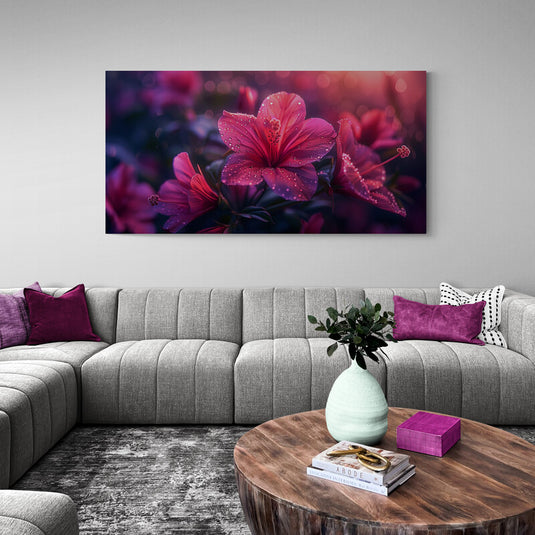 Primer plano de flores de hibisco en tonos púrpura y rosa con gotas de rocío