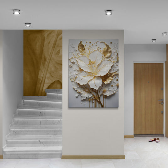 Flor blanca en relieve con detalles dorados