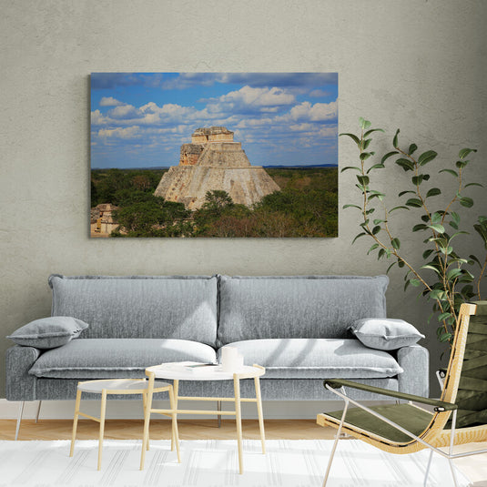 Pirámide del Adivino en Uxmal rodeada de selva